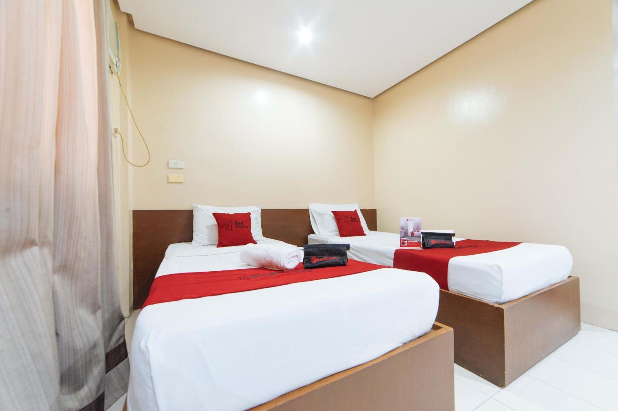 เรดดอร์ซ เนียร์ โอลองกาโป บัสเทอร์มินัล Hotel ภายนอก รูปภาพ